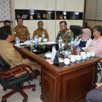 Kadinsos Aceh Menyambut Kepulangan Annisa di Ruang Kerjanya
