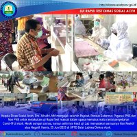 Sebanyak 131 pegawai Dinas Sosial Aceh, mulai dari kepala dinas, pegawai hingga para tenaga kontrak mengikuti rapid test massal di UPTD Balai Labkes d